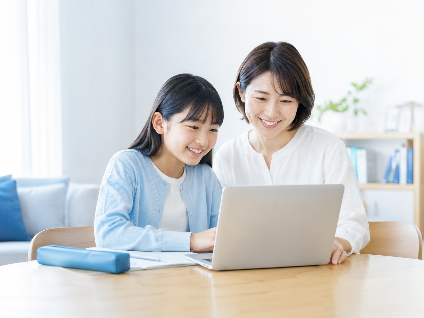 親子が自宅でオンライン学習を体験しているイメージ