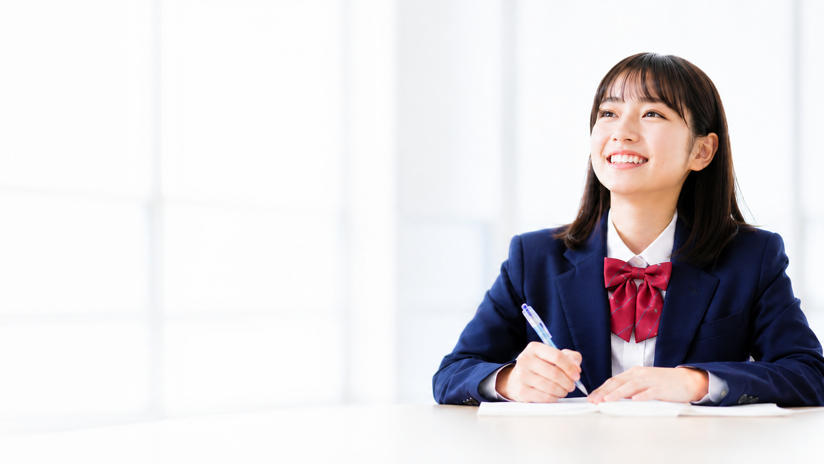 自宅で夏休みの学習に取り組む中学生